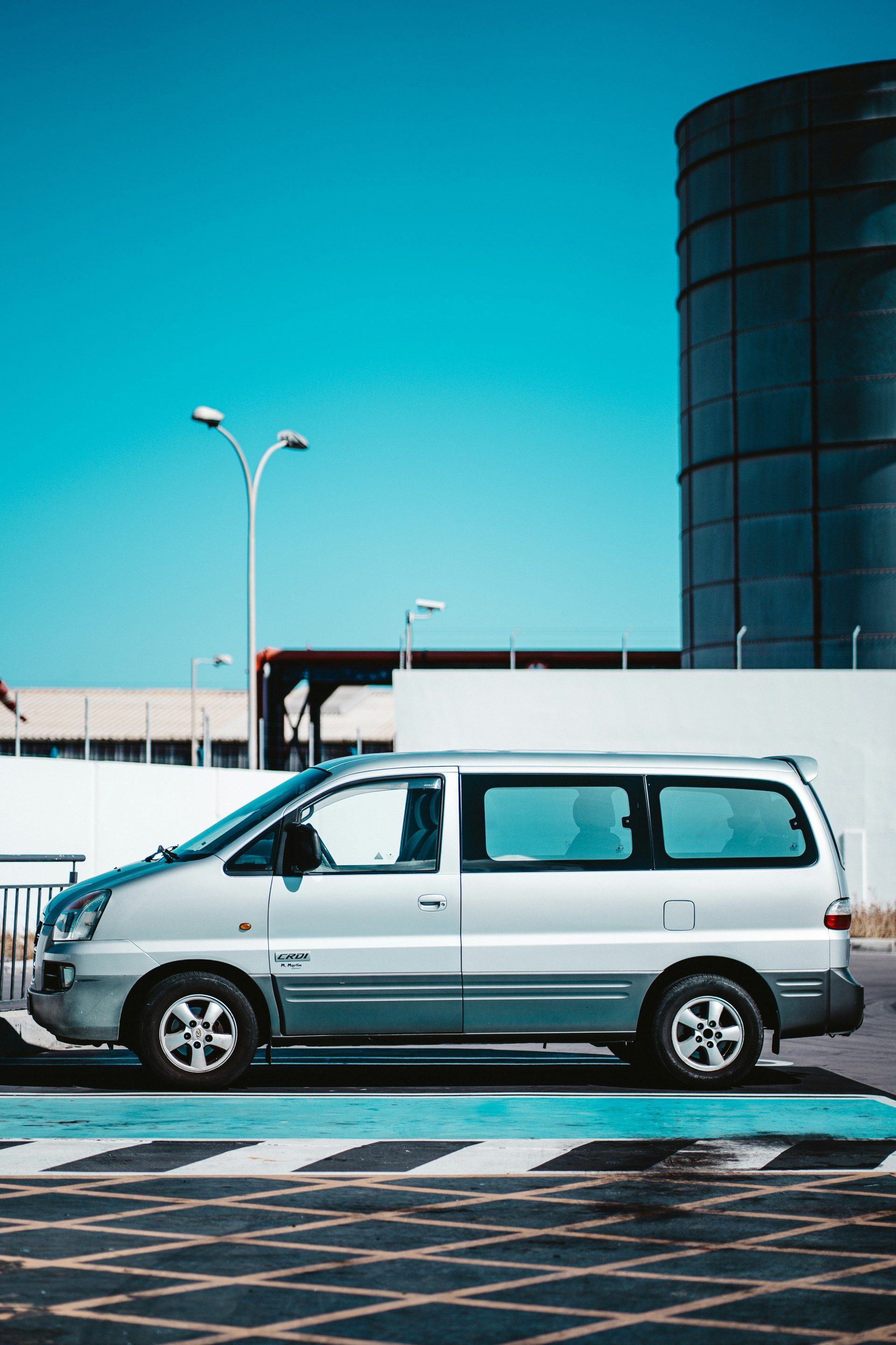 ein weißer Transporter, der vor einem Gebäude geparkt ist