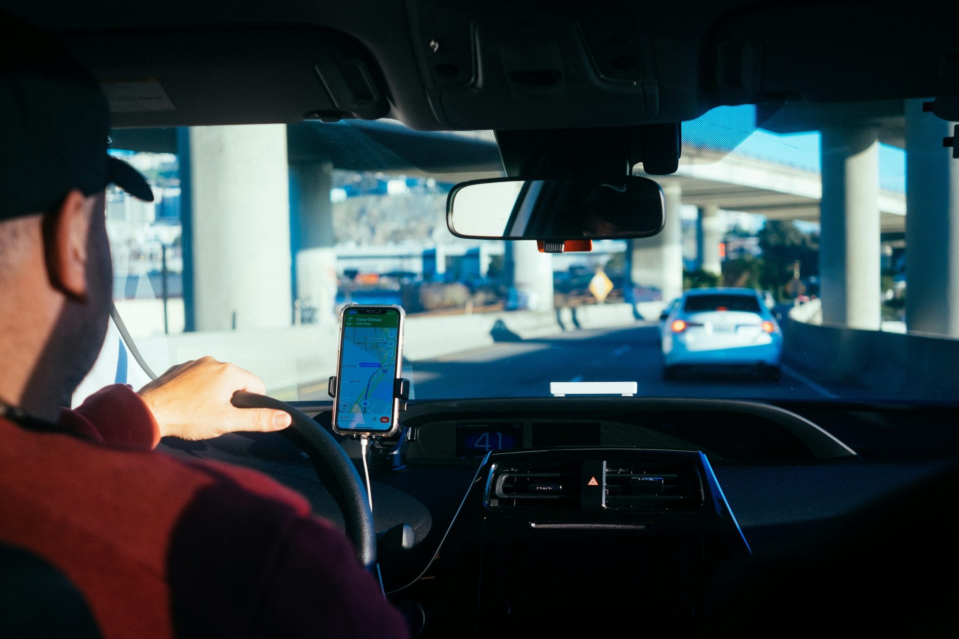 Person, die ein iPhone 6 in einem Auto hält