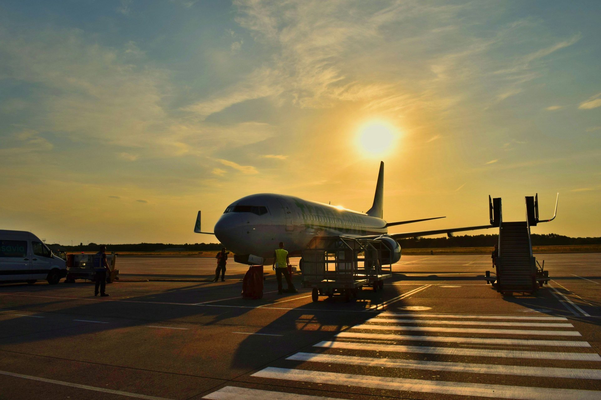 Weißes Flugzeug, das tagsüber geparkt ist