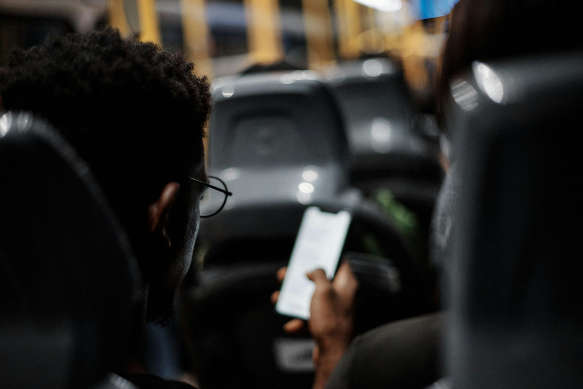 ein Mann, der in einem Auto sitzt und ein Handy hält
