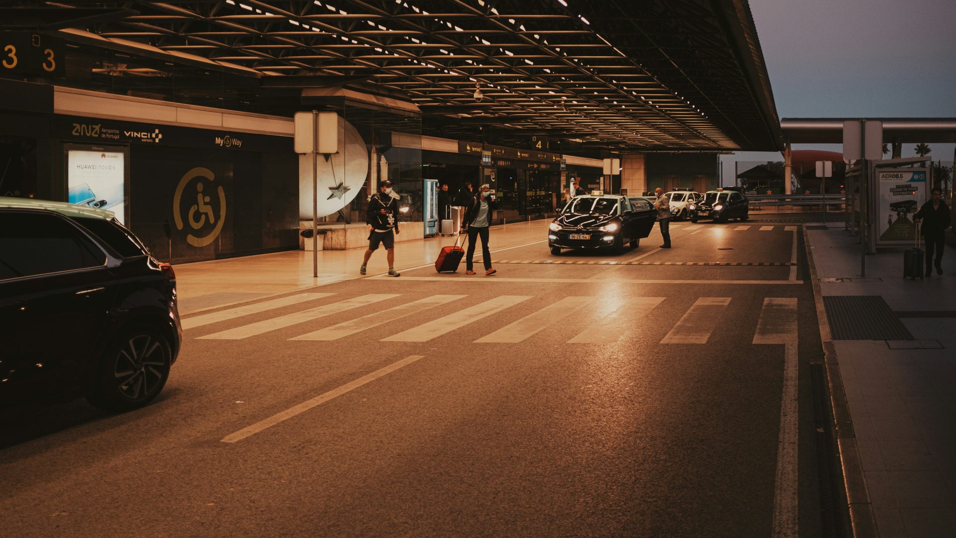 ein paar Leute, die über eine Straße gehen