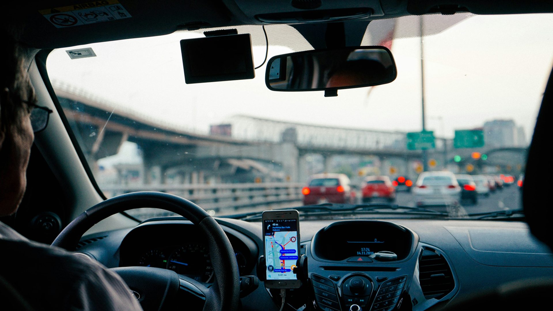 Mann fährt ein Fahrzeug mit eingeschaltetem GPS-System