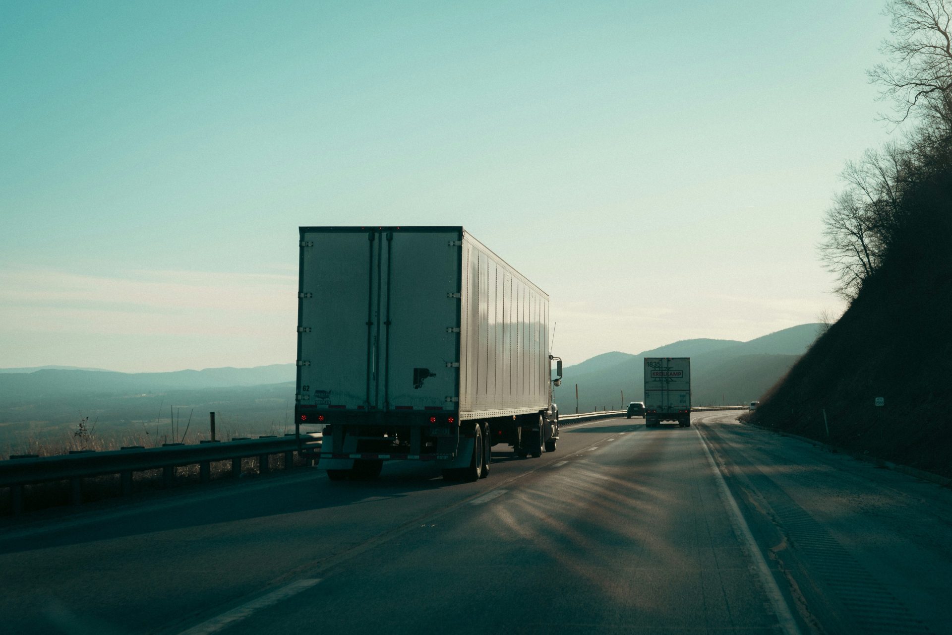 Zwei Sattelschlepper fahren auf einer Autobahn.
