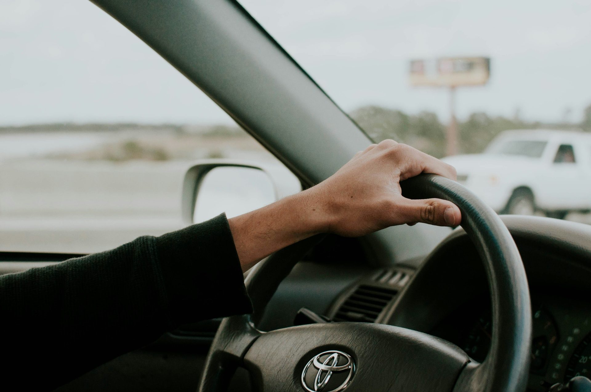 Person, die einen Toyota fährt